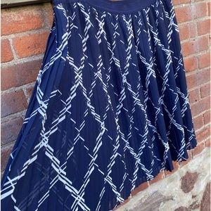 Chaps navy and white patterned pleated skirt